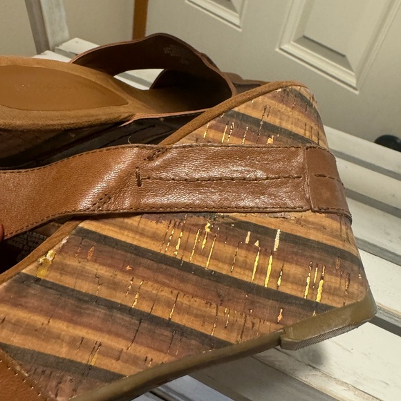 Nine West EUC Leather wedges with gold - Picture 6 of 7